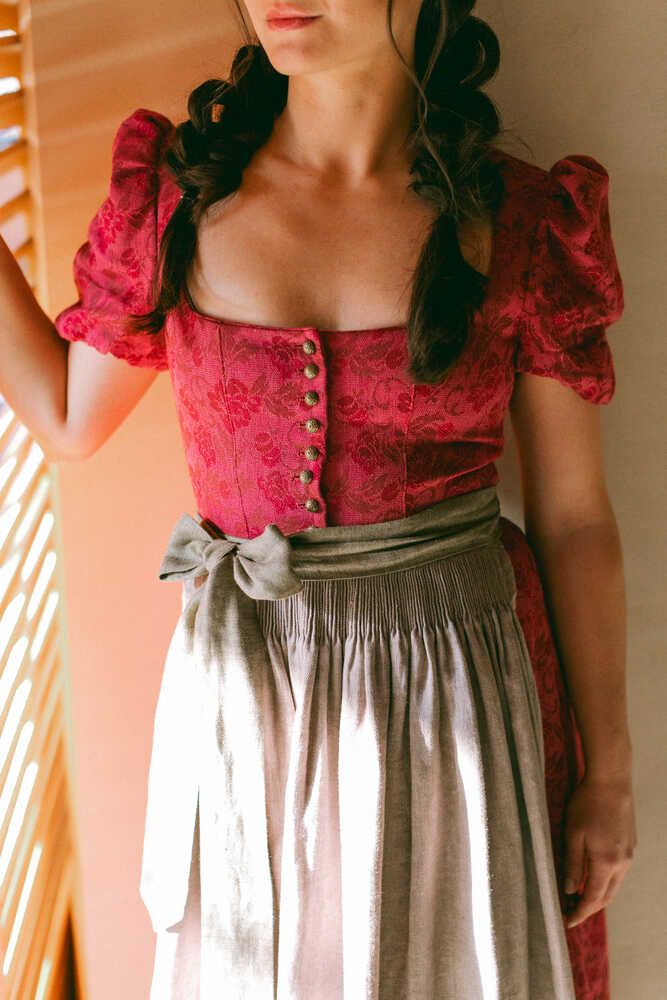 Armdirndl Laura in preiselbeer Detail 02