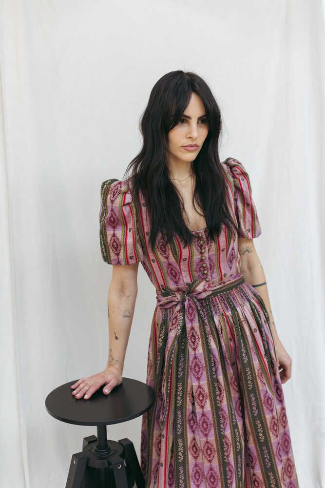 Dirndl Laura preiselbeer Detail 02