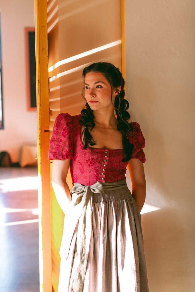 Armdirndl Laura in preiselbeer