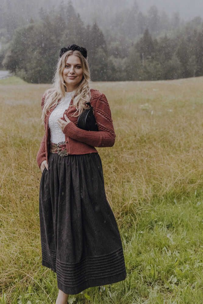 Trachtenrock Minna in schwarz Detail 02