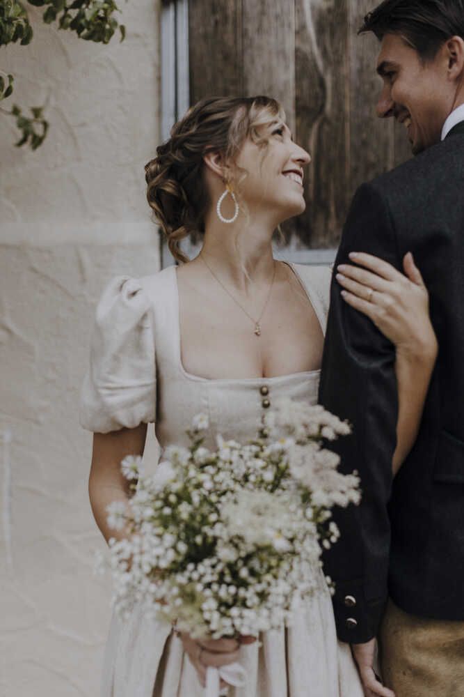 Dirndl Laura in offwhite Detail 02