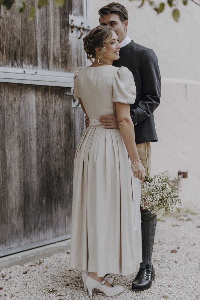 Dirndl Laura in offwhite Detail 03