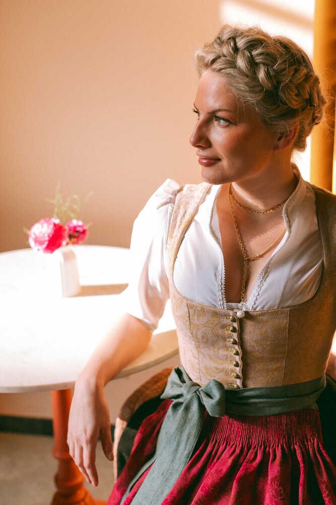 Dirndl Monika malve Detail 02