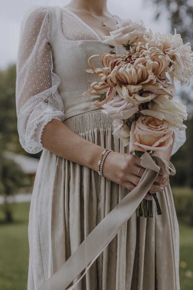 Dirndl Monika in perlmutt Detail 02